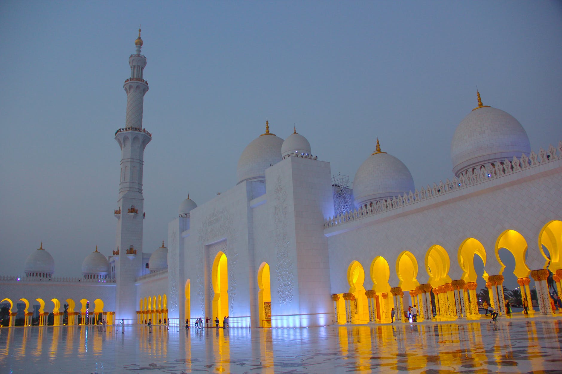 Abu Dhabi City Tour including the incredible Sheikh-Zayed Mosque. Visit with us the Art Gallery, Heritage Village, Ferrari World, Yas Island, Yas Mall, Prince Palace, Beach view, City Architecture and much more..